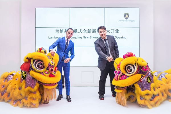 06 - Francesco Scardaoni先生和赵晨先生共同为舞狮点睛.jpg