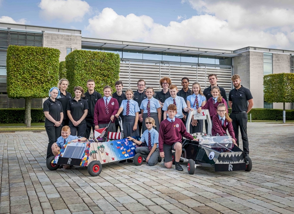 【新闻图片】玛奇小学两辆参赛赛车均由劳斯莱斯汽车的实习生与参赛学生共同完成.jpg