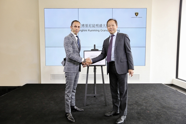 06 - Francesco Scardaoni先生与锦龙汽车集团董事长麦庆德先生共同签署授权书.jpg