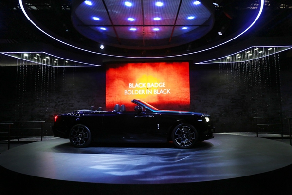 【新闻图片】隐藏在“逆流水库”中的Black Badge车型.jpg