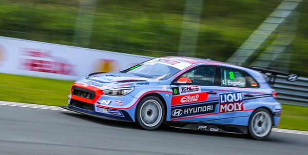 1.Luca Engstler座驾i30 N TCR奔驰在赛道上.jpg