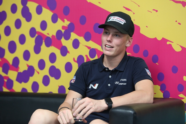 6.Luca Engstler在接受媒体采访.jpg