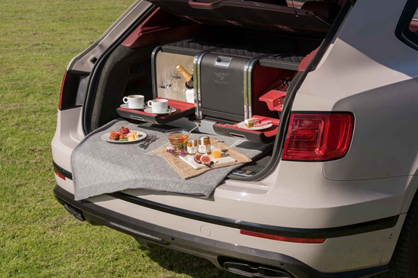 宾利汽车总部工厂首次迎来蜂蜜收获 (6).jpg