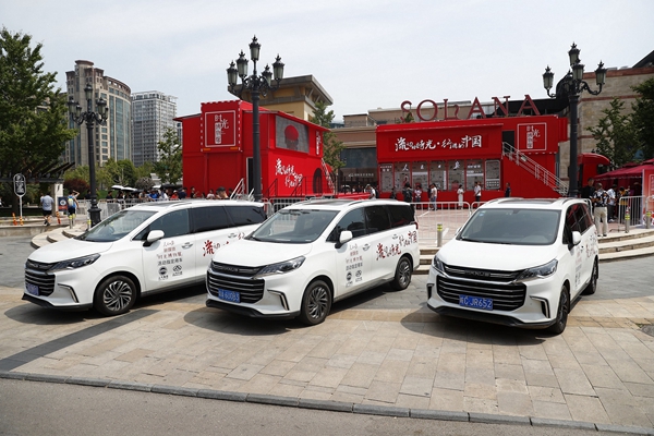 上汽MAXUS G50和时光博物馆的合影.jpg