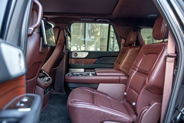 全新林肯领航员长轴版Navigator L-内饰-3.jpg