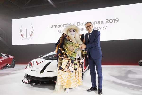 02 - 兰博基尼汽车主席兼首席执行官Stefano Domenicali先生与著名歌舞伎演员片冈爱之助先生.jpg