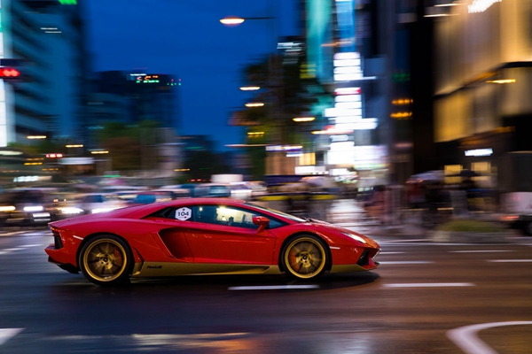 09 - 超过150台兰博基尼在大阪城和地标性的御堂筋大街上演盛大巡游.jpg