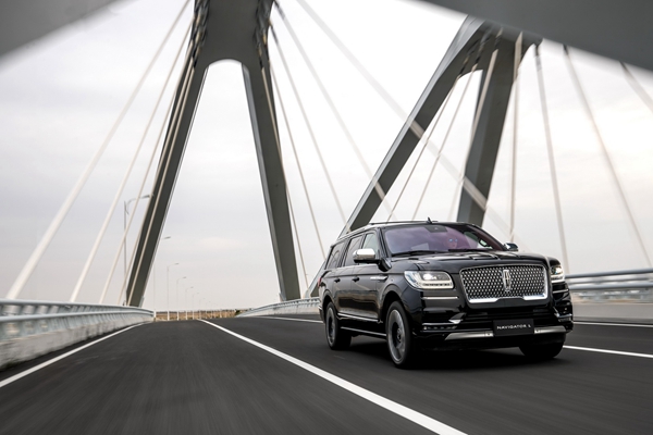 全新林肯领航员长轴版Navigator L-外观-1.jpg