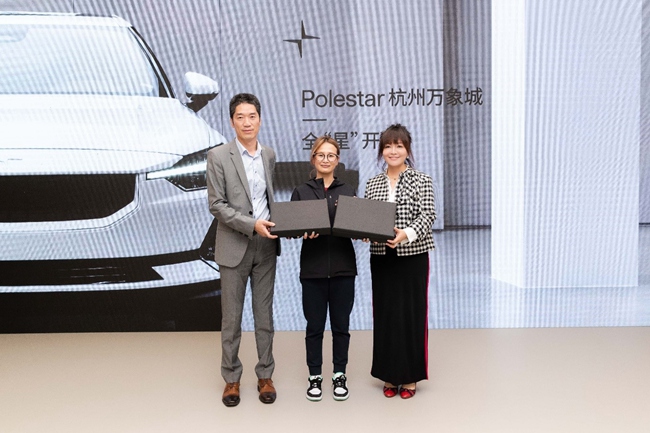 Polestar杭州万象城首位车主交车仪式.jpg