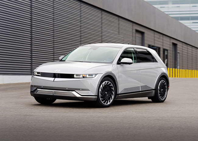 1.现代汽车IONIQ(艾尼氪) 5荣获“电动汽车”和“最佳新车”两大类别“2023年最值得购买奖”.jpg